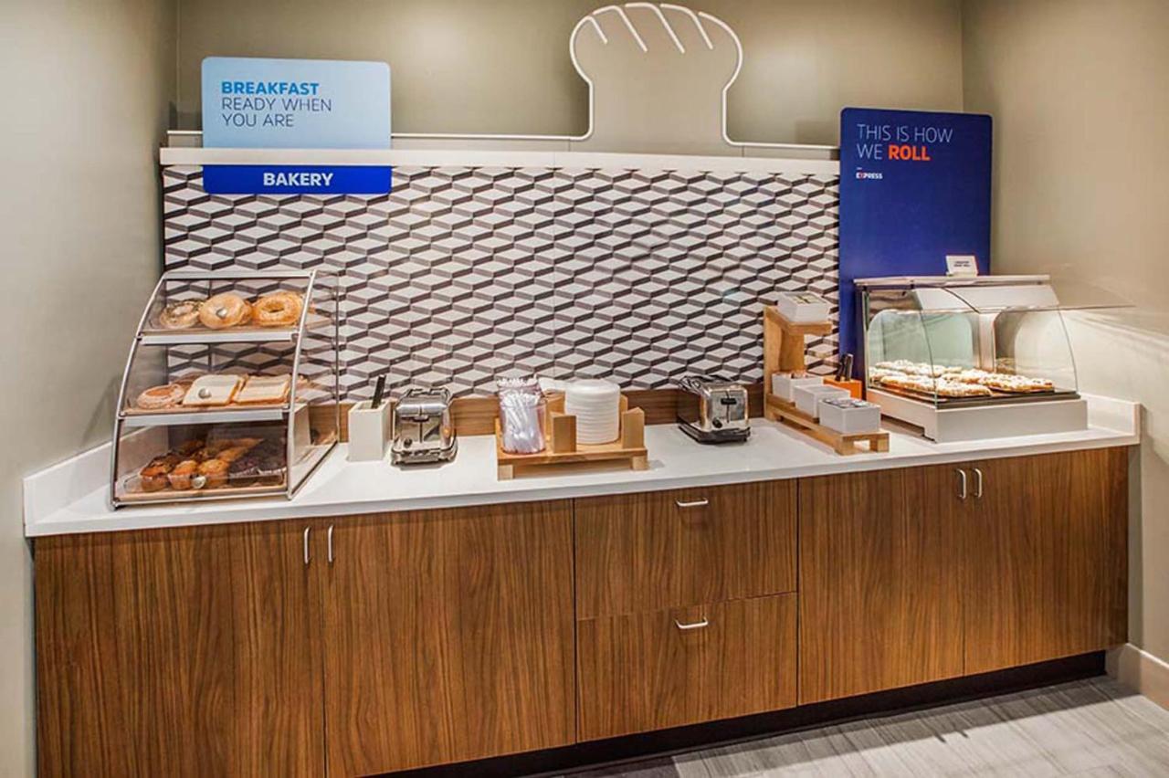 Holiday Inn Express Hotel & Suites Columbia-Fort Jackson By Ihg Buitenkant foto